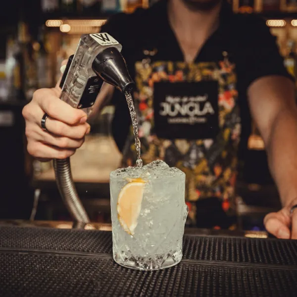 Barman z pistoletem barowym postmix